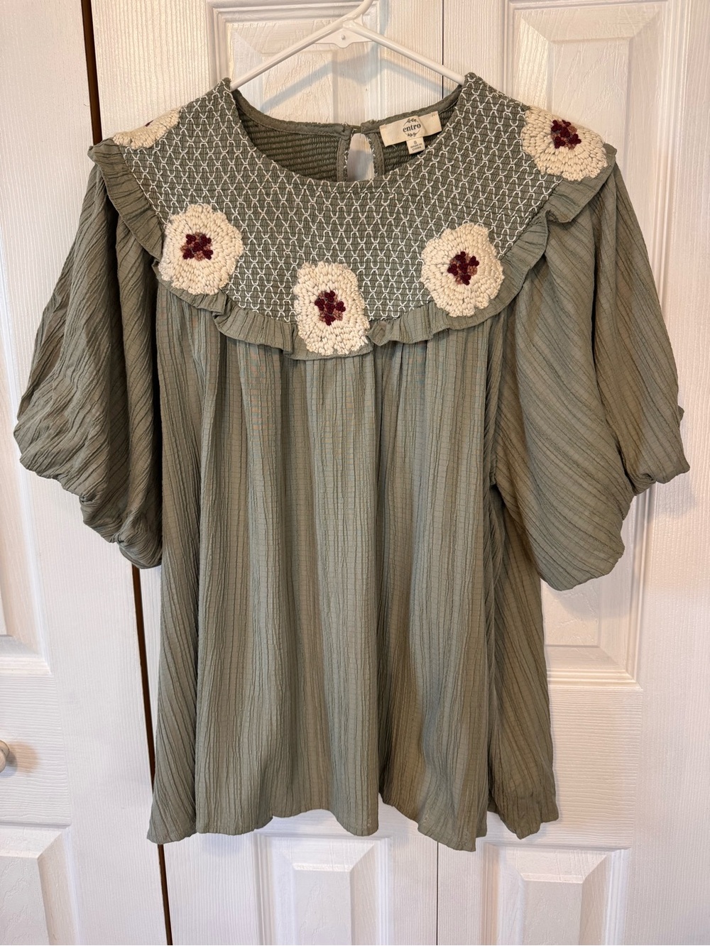 Entro Woman’s Sz Small Sage Embroidered Floral Smocked Boho Puff Sleeve Blouse - Picture 3 of 15